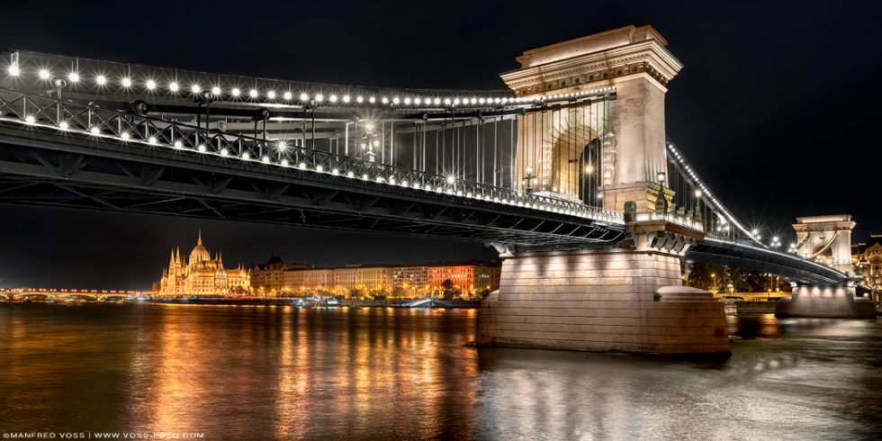 * Kettenbrücke mit Parlament * Die Kettenbrücke von Budapest mit Parlament im Hintergrund.