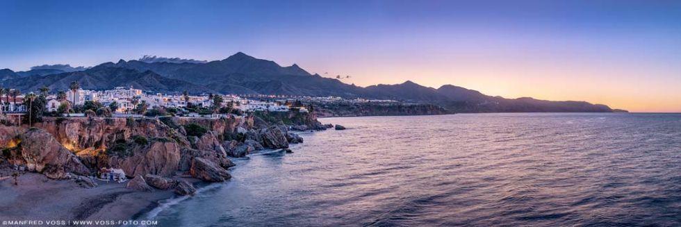 * Nerja Landschaft Panorama * Abendstimmung an der Bucht und dem Strand der Stadt Nerja in Andalusien in der Provinz Malaga in Spanien.