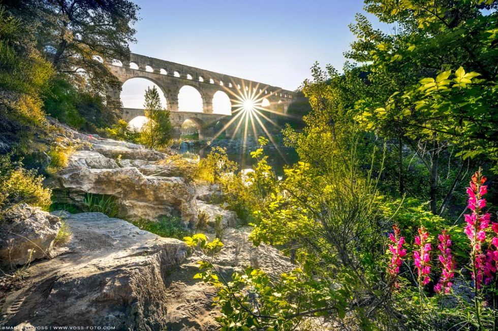 * Pont Du Gard Naturlandschaft * Die historische Pont du Gard Brücke in Frankreich. Römischer Aquädukt in Südfrankreich in Department Gard in Okzitanien.