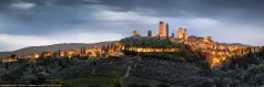 Die Stadt San Gimignano in der Toskana in Italine zur blauen Stunde