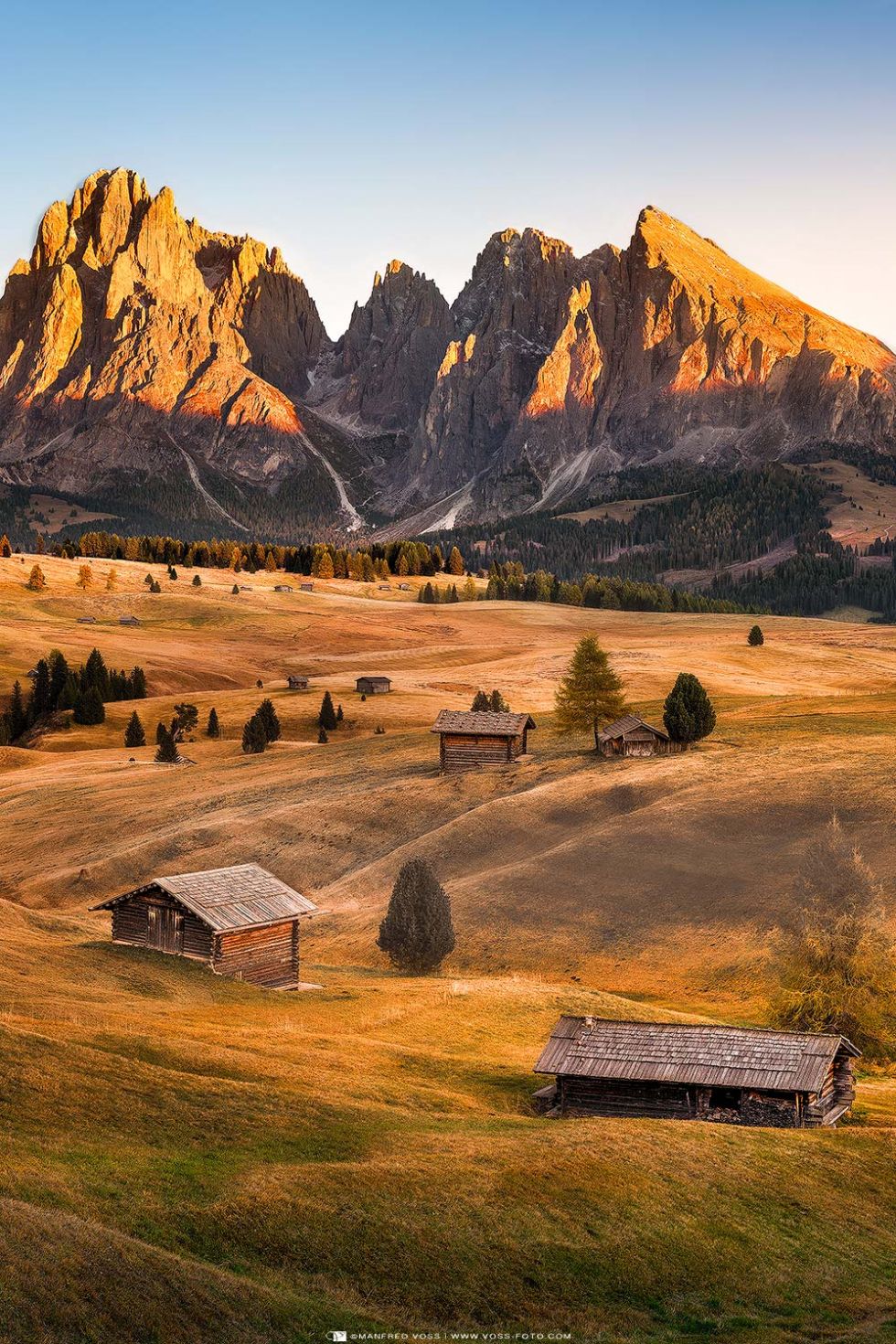 Seiser Alm im goldenen Herbst . Goldener Herbst auf der Seiser Alm in Südtirol in den Dolomiten mit warmen Erdtönen / Erdfarben.