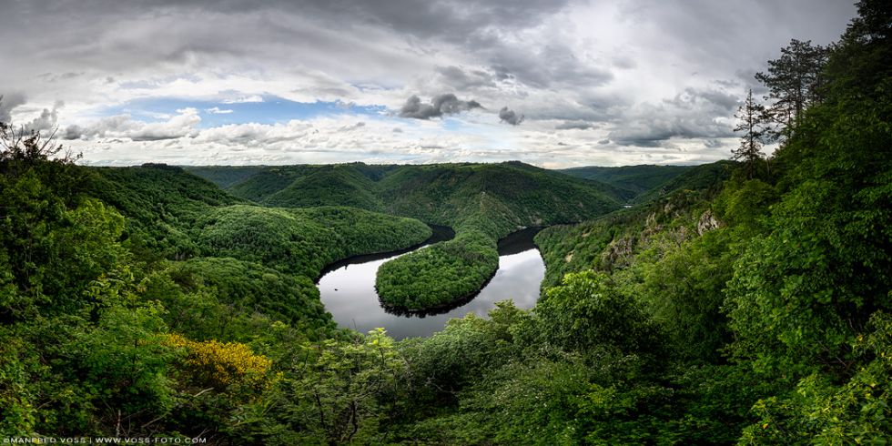 * Fluss Landschaft * Grüne Flussschleife vom Fluss Sioule in der Puy-de-Dome Region in Frankreich