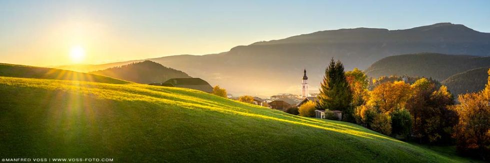Kastelruth Almwiesen Sunset . Sonnenuntergang beim Ort Kastelrut in Südtirol am Schlerngebiet in den Dolomiten