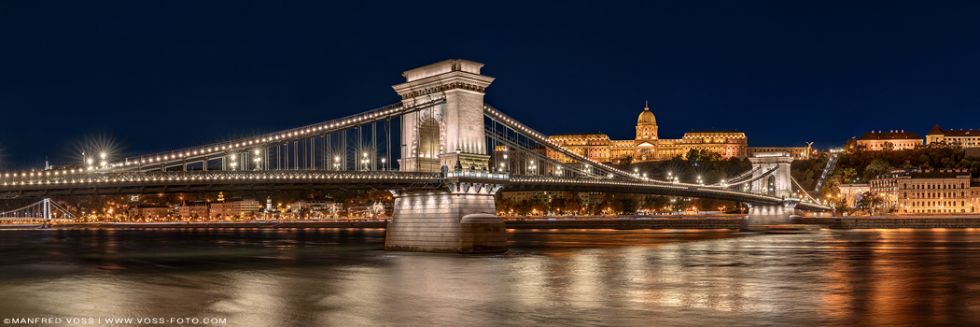 * Kettenbrücke Panorama * Die Kettenbrücke von Budapest in der späten blauen Stunde.