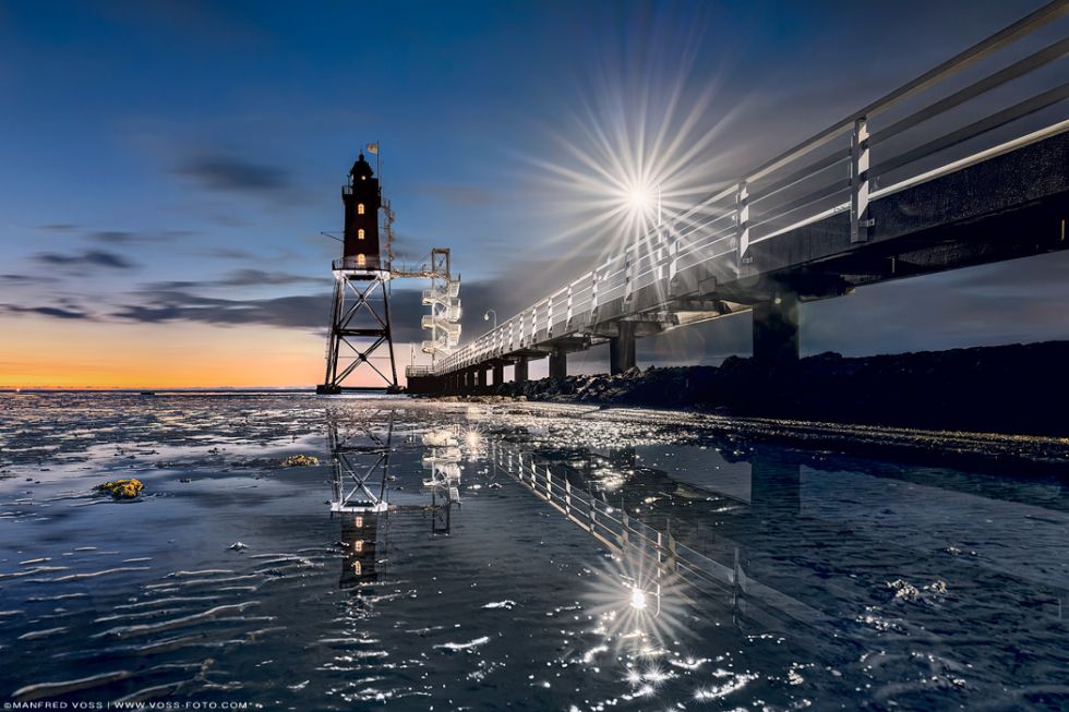 * Nordsee Leuchtturm am Abend * Spätes Abendlicht am Leuchtturm Obereversand an der Nordsee. Anmutig spiegeln sich der Leuchtturm sowie die Lampen der Seebrücke im stimmungsvollen Abendlicht.