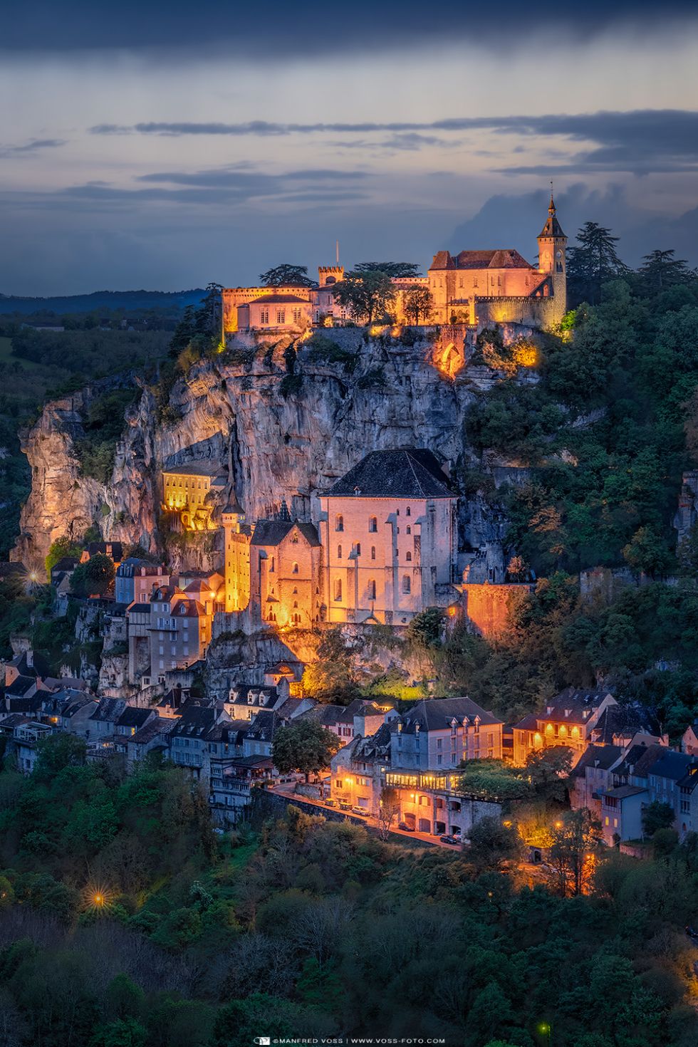 * Rocamadour Nightview * Rockamadour ist eine kleine Stadt in Frankreich in der Region Okzitanien.