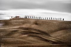 Waves. Braune Erdtöne. Toskana Italien im Oktober.