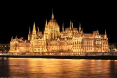 * Budapest Parlament am Abend * Das Parlament von Budapest mit Beleuchtung am Abend.