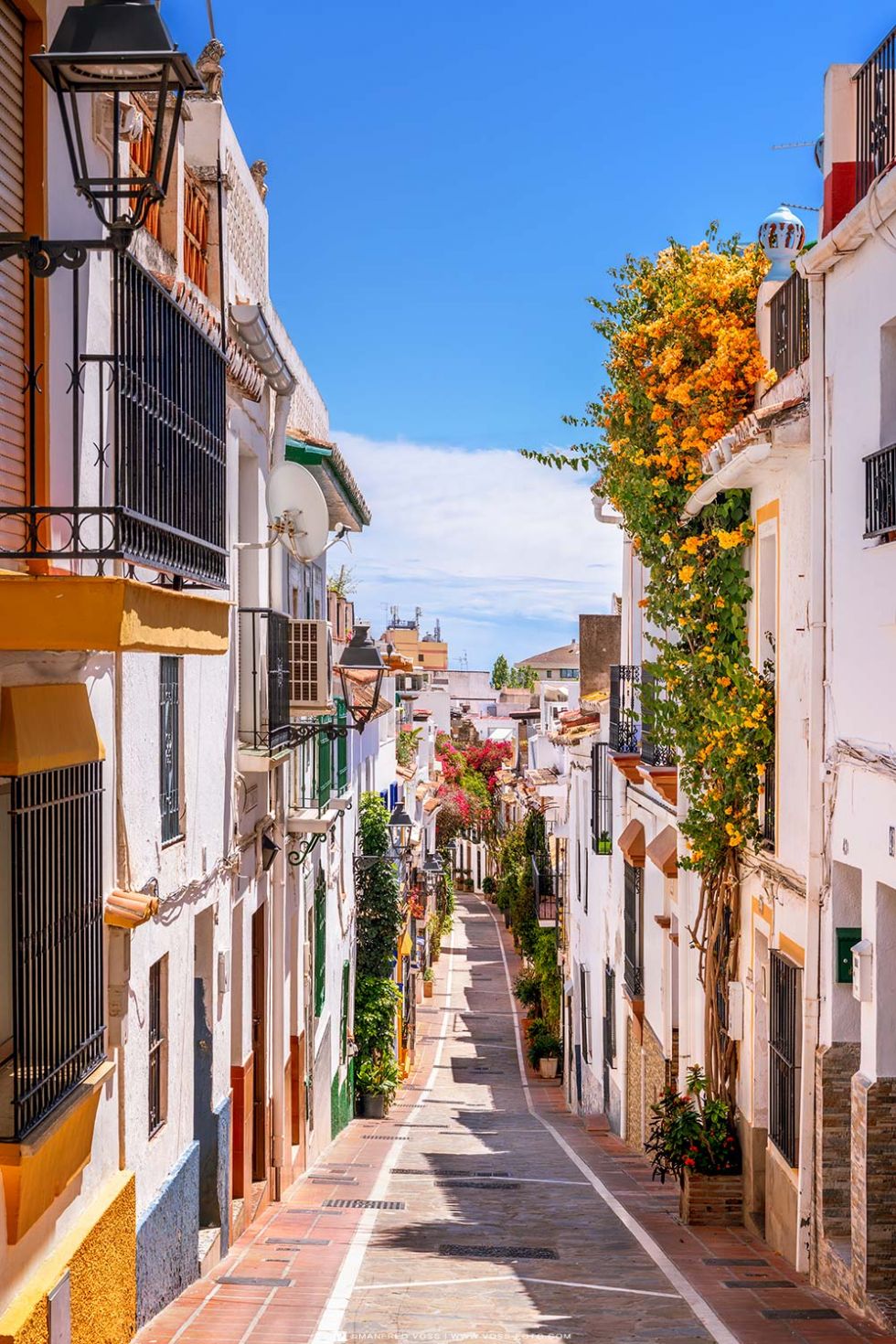 * Gasse in Marbella in Andalusien 6 * Gasse in der Alstadt von MArbella in Spanien / Andalusien.