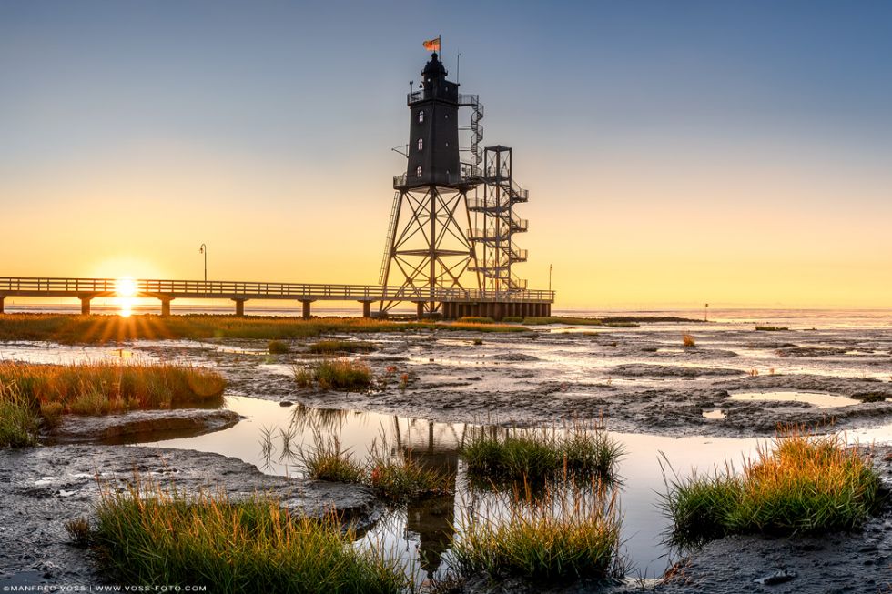 * Calm Sunset * Der Leuchtturm Obereversand an der Nordsee im warmen sonnenuntergang. Sanft und anmutig spiegelt sich der Leuchtturm im warmen Abendlicht.
