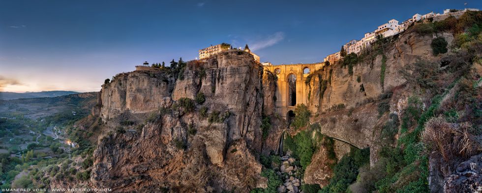 * Ronda Valley * Das Tal um die berühmte Brücke der Stadt Ronda in Andalusien in Spanien. Eingebettet in die pittoreske Landschaft erstrahlt die Brücke im sommerlichen Abendlicht.