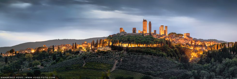 Die Stadt San Gimignano in der Toskana in Italine zur blauen Stunde