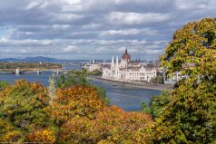 * Budapest Herbstfarben * Das Parlament von Budapest mit der Margaretenbrücke im goldenen Herbst