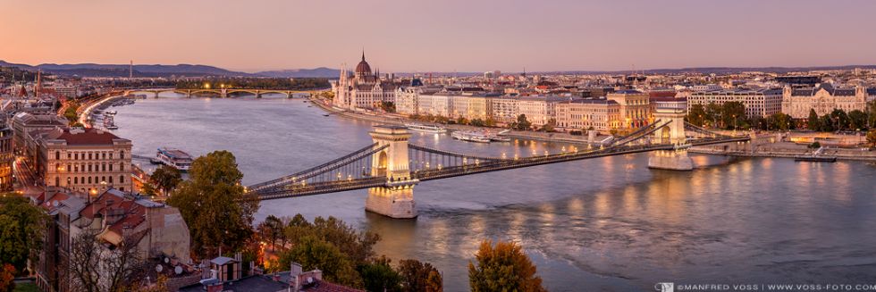 * Budapest Panorama zum Sonnenuntergang * udapest im stimmungsvollen Abendlicht. Im Vordergrund zu sehen ist die Kettenbrücke von Budapest.
