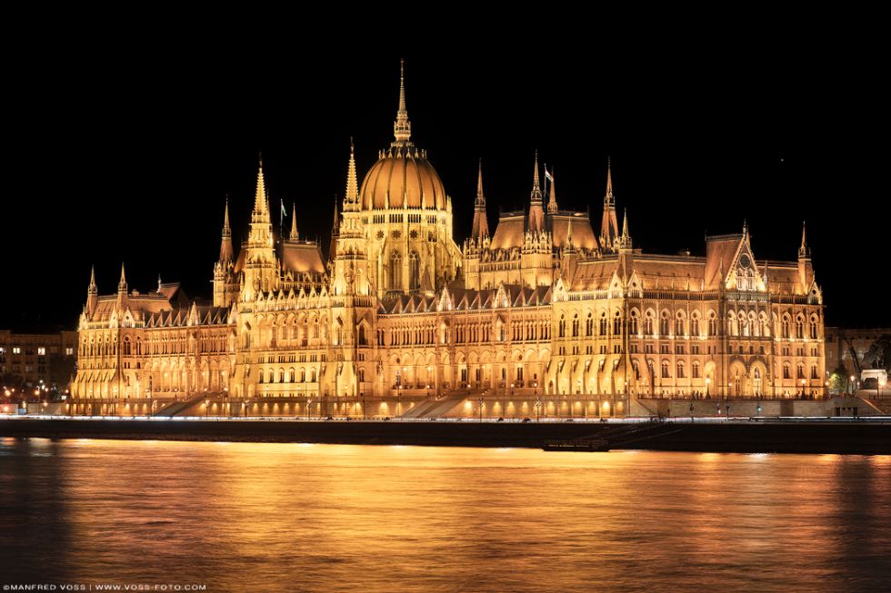 * Budapest Parlament am Abend * Das Parlament von Budapest mit Beleuchtung am Abend.
