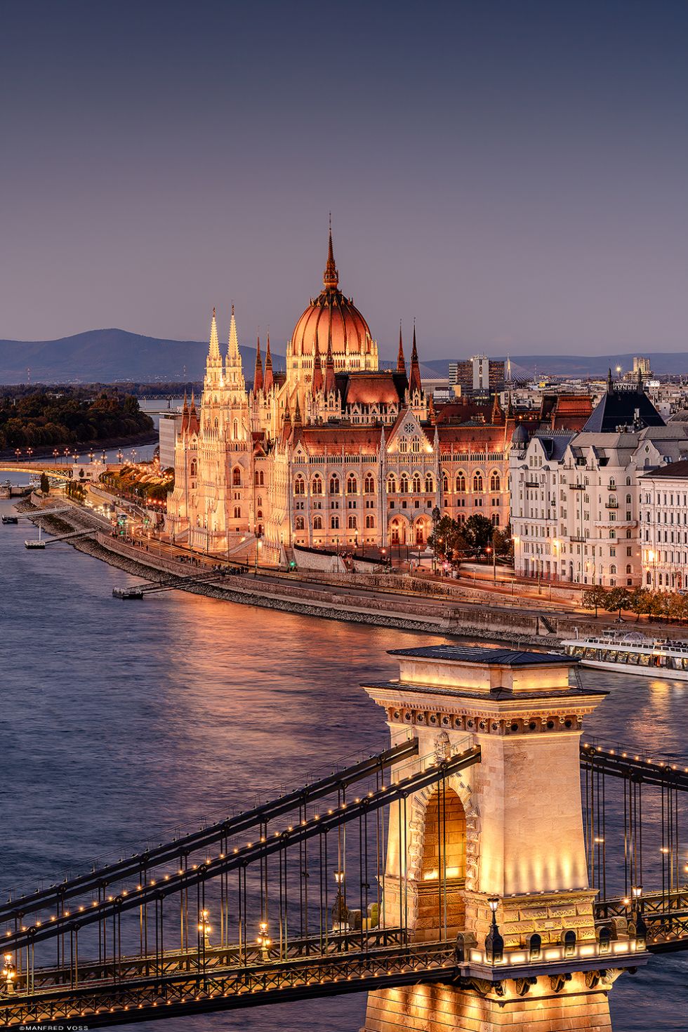 * Budapest im Abendlicht * Das Parlament von Budapest im stimmungsvollen Abendlicht. Im Vordergrund zu sehen ist ein Pfeiler der Kettenbrücke von Budapest.