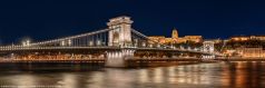 * Kettenbrücke Panorama * Die Kettenbrücke von Budapest in der späten blauen Stunde.