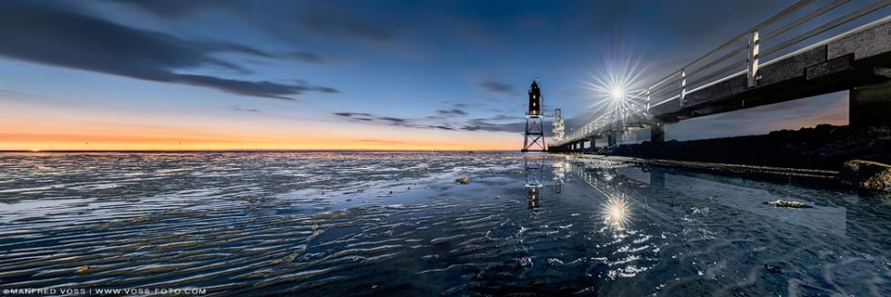 * Calm Sunset * Spätes Abendlicht am Leuchtturm Obereversand an der Nordsee. Anmutig spiegeln sich der Leuchtturm sowie die Lampen der Seebrücke im stimmungsvollen Abendlicht.