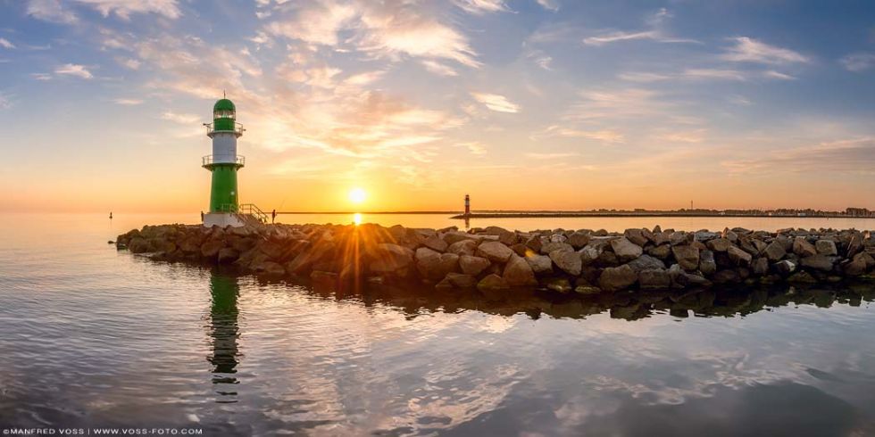 * Molenfeuer Warnemünde * Kleiner Leuchtturm an der Hafeneinfahrt zum Hafen in Warnemünde an der Ostsee.