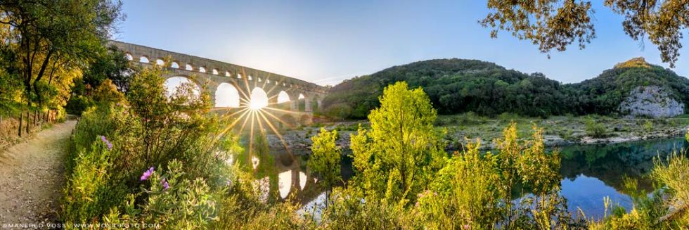 * Nature Bridge Panorama * Die historische Pont du Gard Brücke in Frankreich mit dem Fluss Gard ( Gardon ) eingebettet ein eine schöne Natur Landschaft. Römischer Aquädukt in Südfrankreich in Department Gard in Okzitanien.