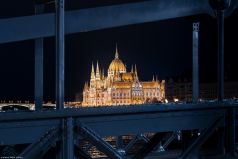 * Parlament * Das Parlament von Budapest fotografiert durch die Stahlstreben der Kettenbrücke.