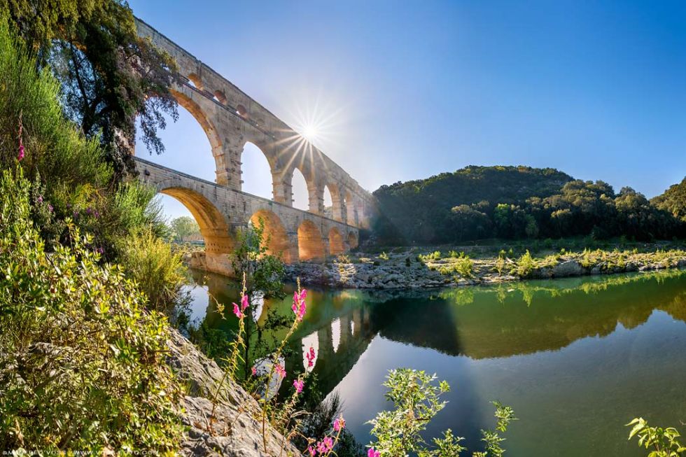 * Pont Du Gard Sunrise Landscape * Die historische Pont du Gard Brücke in Frankreich mit dem Fluss Gard ( Gardon ) zum sonnenaufgang.