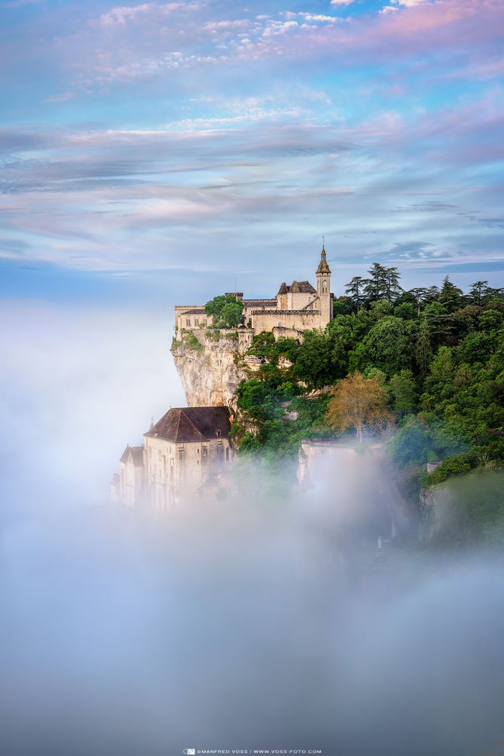 * Rocamadour im Morgennebel * Rockamadour ist eine kleine Stadt in Frankreich in der Region Okzitanien.