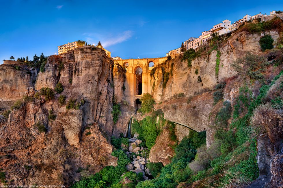 * Ronda Landscape 1 * Die berühmte Brücke der Stadt Ronda in Andalusien in Spanien.