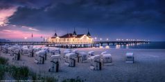 Strand von Ahlbeck auf Usedom mit beleuchteter Seebrücke, Mecklenburg Vorpommern /Deutschland