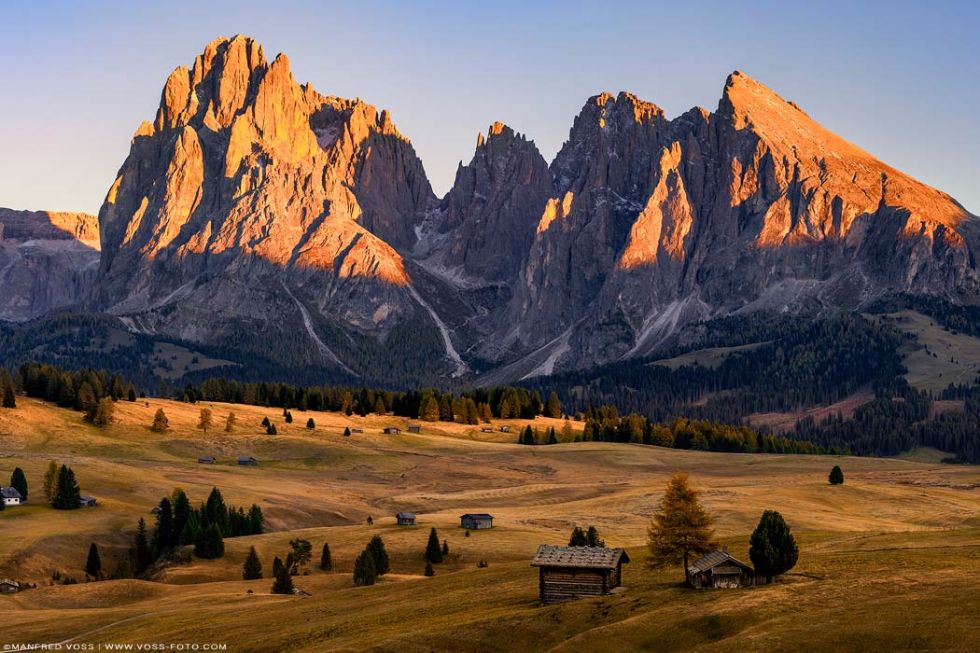 Seiser Alm Alpenglühen. Goldener Herbst auf der Seiser Alm in Südtirol in den Dolomiten mit warmen Erdtönen / Erdfarben.
