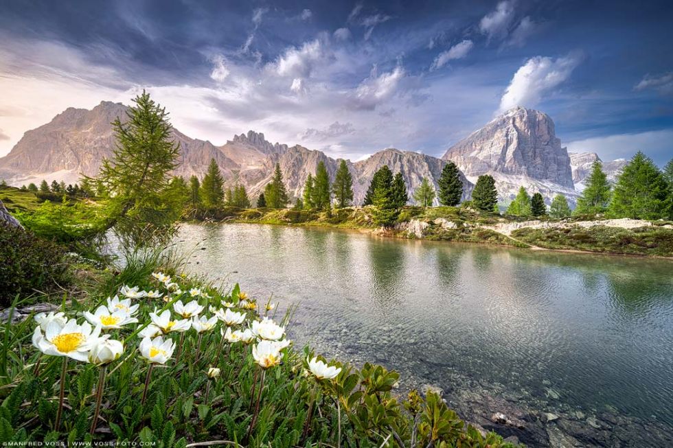 * Bergsee in den Dolomiten * Die Alpen an einem eineml Bergsee in den Dolomiten in Italien.