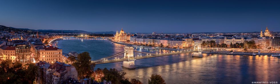 * Budapest Skyline XXL * Paorama der Stadt Budapest zur blauen Stunde.