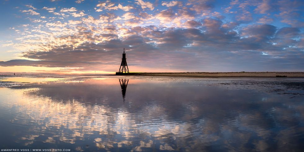 * Kugelbake Panorama * Zurücklaufendes Meer zum Sonnenaufgang an der Kugelbake von Cuxhaven an der Nordsee.