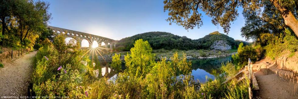 * Nature Bridge Wide Panorama * Die historische Pont du Gard Brücke in Frankreich mit dem Fluss Gard ( Gardon ) eingebettet ein eine schöne Natur Landschaft. Römischer Aquädukt in Südfrankreich in Department Gard in Okzitanien.