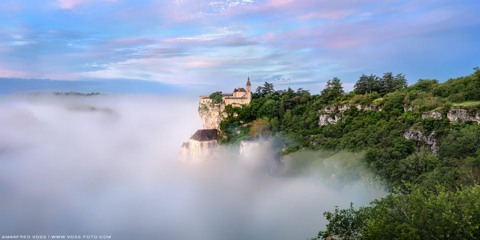 * Rocamadour im Nebel * Rockamadour ist eine kleine Stadt in Frankreich in der Region Okzitanien.