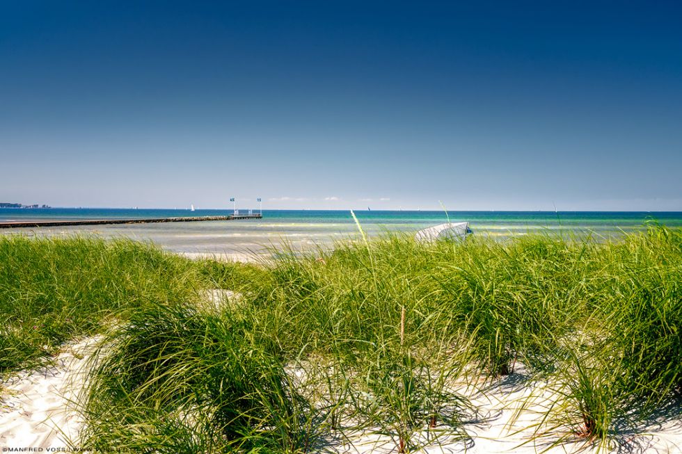Strand an der Ostsee an der Kieler Förde beim Ort Stein an einem warmen Sommertag.