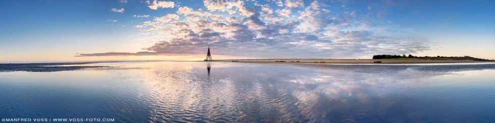 * Calm XXL Panorama * Zurücklaufendes Meer zum Sonnenaufgang am Strand von Cuxhaven an der Nordsee.