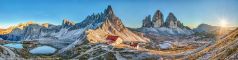 Drei Zinnen XXL Sunset Panorama , in den Dolomiten in Italien in Südtorol. Panoramabild.