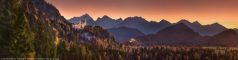 Alpenpanorama in Bayern mit den Königsschlössern Neuschwanstein und Hohenschwangau im Herbst zum Sonnenuntergang