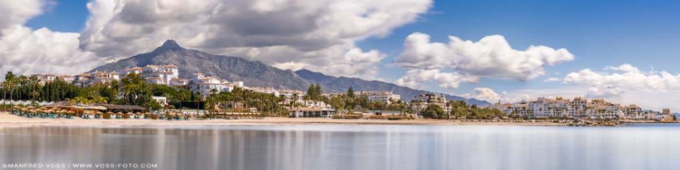 * Marbella weites Strandpanorama * Strand vor Marbella in Andalusien / Spanien