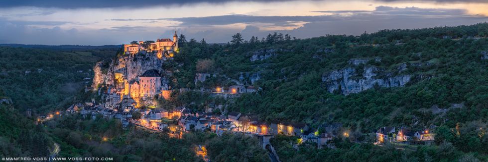 * Rocamadour am Abend * Rockamadour ist eine kleine Stadt in Frankreich in der Region Okzitanien.
