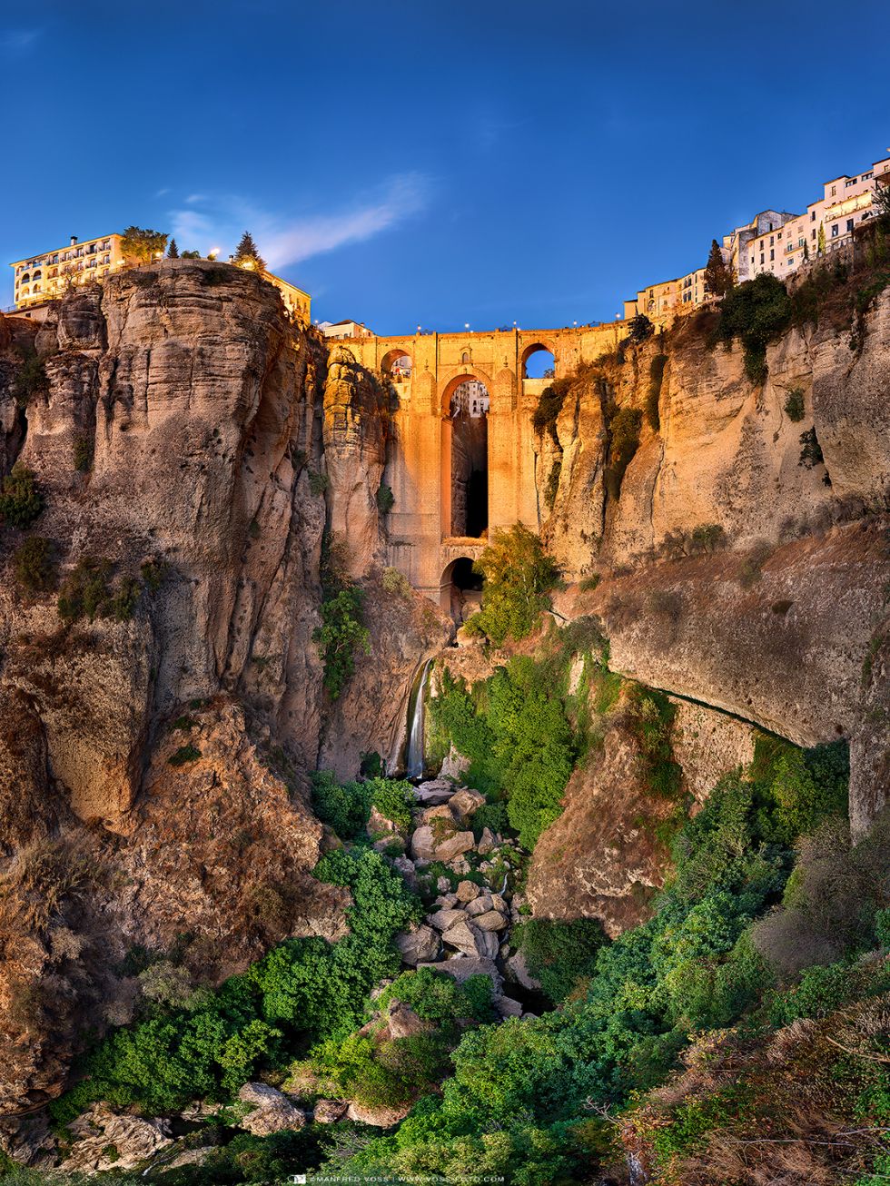 * Ronda Landscape 4 * Die berühmte Brücke der Stadt Ronda in Andalusien in Spanien. Eingebettet in die pittoreske Landschaft erstrahlt die Brücke im sommerlichen Abendlicht.
