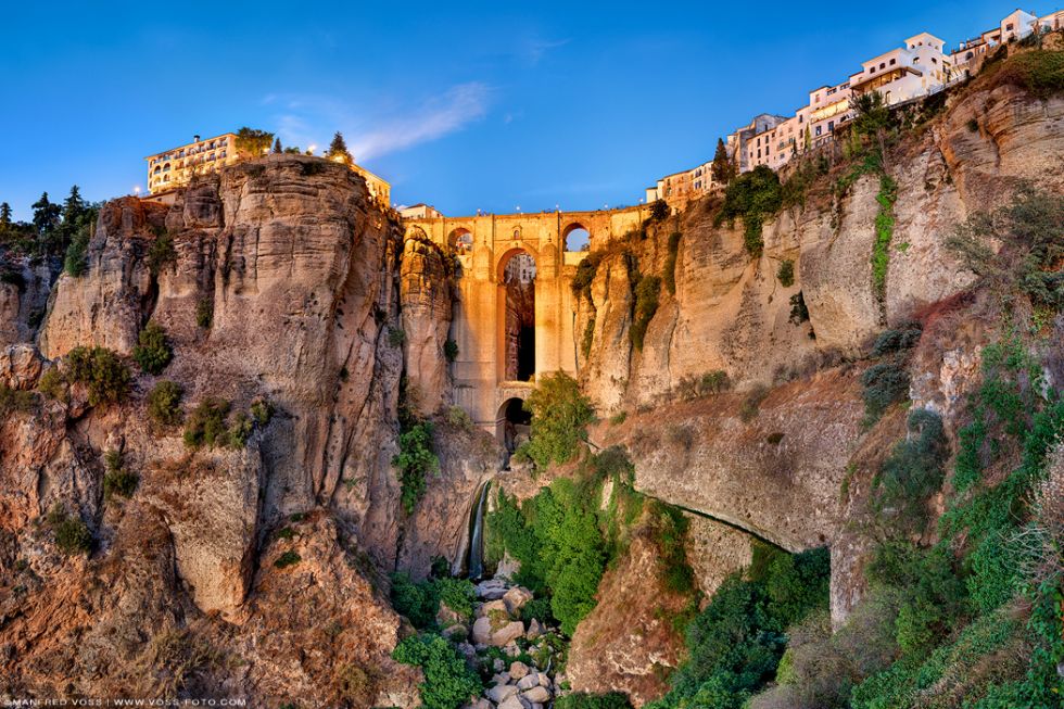 * Ronda Landscape 2 * Die berühmte Brücke der Stadt Ronda in Andalusien in Spanien. Eingebettet in die pittoreske Landschaft erstrahlt die Brücke im sommerlichen Abendlicht.