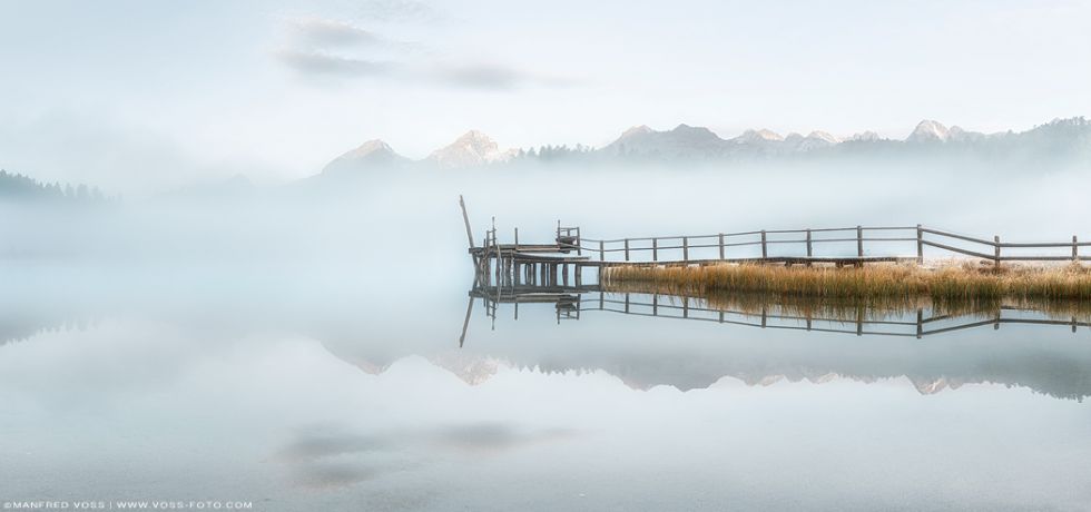 * Sanfte Landschaft Panorama * Der Stazersee bei Sanke Moritz in der Schweiz im stimmungsvollen Morgennebel.