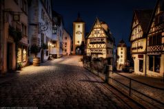 * Rothenburg ob der Tauber * Alte Fachwerkhäuser im stimmungsvollen Abendlich in der tadt Rothenburg ob der Tauber. In der Mitte des Bildes sieht man das bekannte " Plönchen "