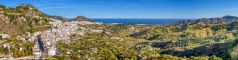 * Andalusien Panorama Landschaft * Landschaft in Andalusien. Im Bild zu sehen ist das weisse Bergdorf Frigiliana. Im Hintergrund sieht man die Stadt Nerja.