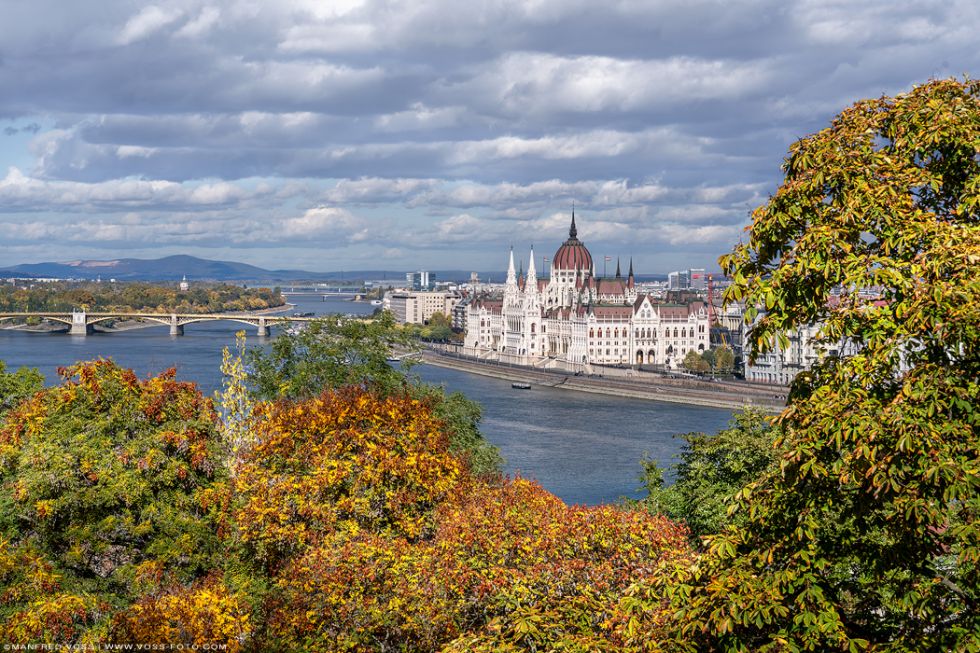 * Budapest Herbstfarben * Das Parlament von Budapest mit der Margaretenbrücke im goldenen Herbst