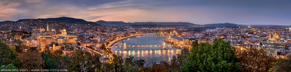 * Budapest Skyline XXL * Panorama der Stadt Budapest in Ungarn zur blauen Stunde.