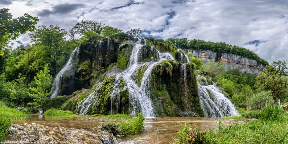 * Cascade des Tufs * Malerischer Tuffstein Wasserfall im Juragebirge in Frankreich beim Ort Baumes les Messieurs.
