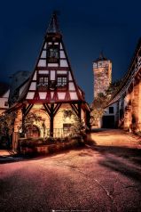 * Fachwerkhaus in Rothenburg ob der Tauber * Altes Fachwerkhaus im stimmungsvollen Abendlicht in der Stadt Rothenburg ob der Tauber in Bayern.